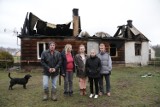 Pożar domu w Ołdakach. Dziesięcioosobowa rodzina bez dachu nad głową (zdjęcia, wideo)