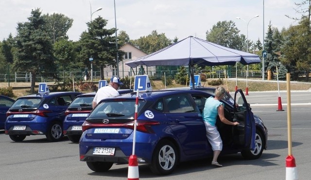 Dofinansowanie kosztów kursu i egzaminów kategorii B wynosi do 2310 zł, zaś w innych kategoriach - do 3850 zł.