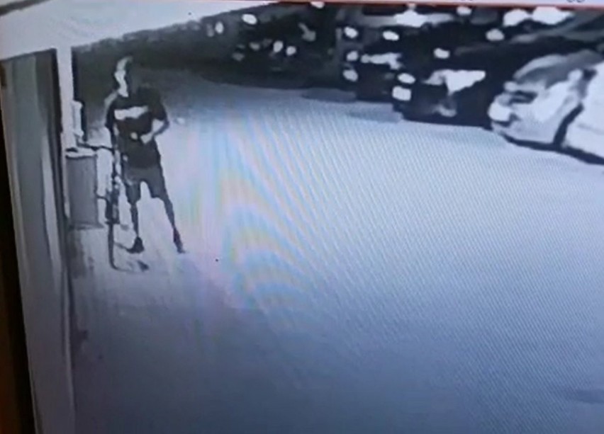 Ełk. Złodziej ukradł rower sprzed sklepu. Policja opublikowała zdjęcia z monitornigu 