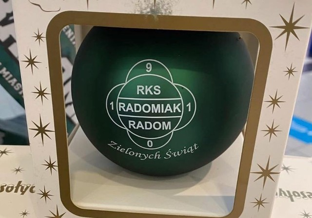 W sprzedaży są piękne bombki dekorowane ręcznie z napisem RKS Radomiak Radom - Zielonych Świąt.