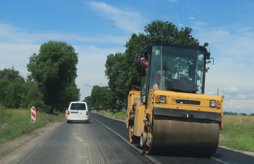 Drogowcy kładą już ostatnią warstwę asfaltu na remontowanej...