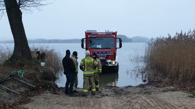 Jezioro Dejguny. Przy plaży w Bogacku wyłowiono zwłoki. 27.11.2022 r