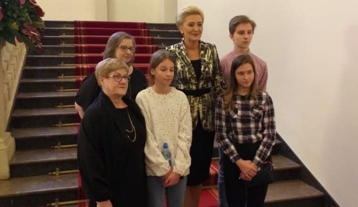 Ostrów Mazowiecka. Szkoła nr 1 wyróżniona przez Fundację Świętego Mikołaja. Delegacja była u Pani Prezydentowej. Zobaczcie zdjęcia