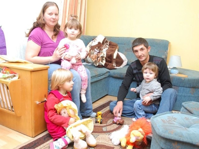 Rodzina Kamilli Rybak z Żoruchowa mieszka w 10-metrowym pokoju. O pomoc nie zabiegała, dopóki anonim i pracownice opieki społecznej nie ingerowały w jej życie.  