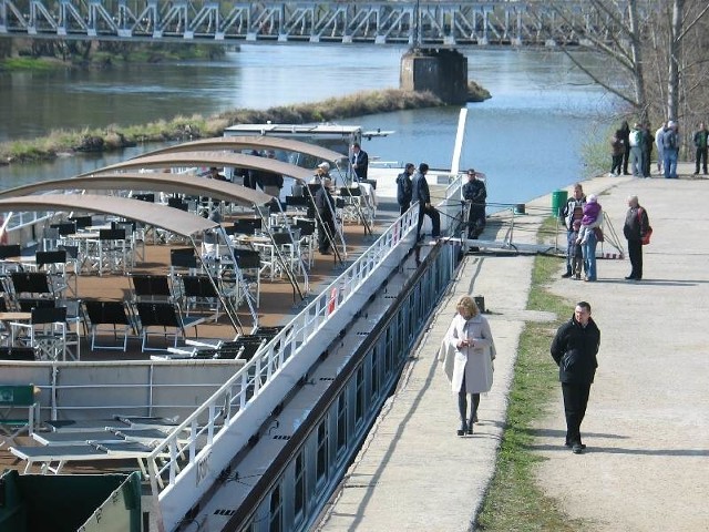 Do głogowskiego portu przybija m.in. statek Excellence Coral pod szwajcarską banderą. Głogowianie wstydzą się takiego portu.