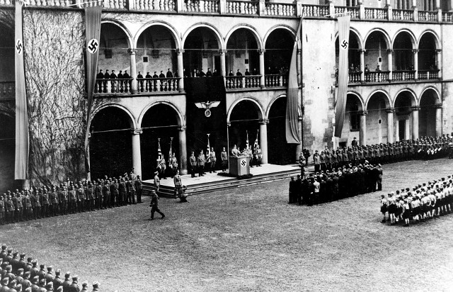 Obchody rocznicy urodzin Adolfa Hitlera na zamku na Wawelu - siedziba królów polskich została zajęta przez Hansa Franka. Rok 1941