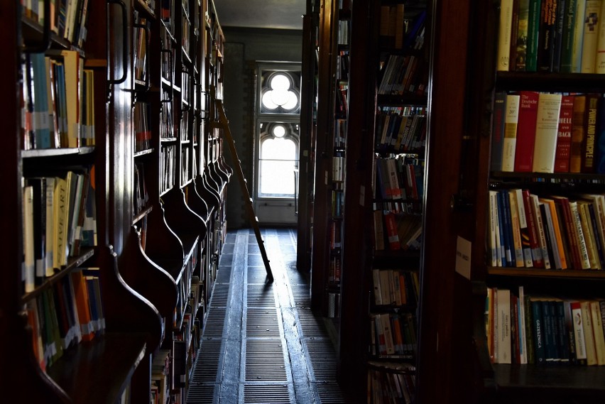 Biblioteka Uniwersytecka się przenosi. Półtora miliona książek czeka na transport [FILM, ZDJĘCIA]