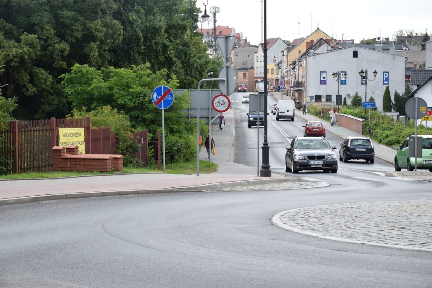 Przedłużenie ścieżki rowerowej na plac Przyjaźni (z lewej)...