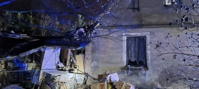 W sobotę, 1 stycznia, przed godziną 20 służby ratunkowe w powiecie szamotulskim otrzymały bardzo groźne zgłoszenie o tym, że w miejscowości Stróżki pod Wronkami doszło do wybuchu w budynku mieszkalnym.Przejdź do kolejnego zdjęcia --->