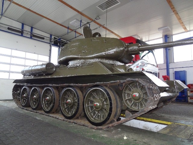 T 34 ze zbiorów Muzeum Oręża Polskiego podczas prac renowacyjnych