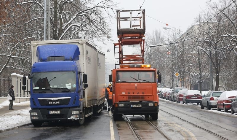 Na ul. Narutowicza ciężarówka zerwała trakcję tramwajową [zdjęcia]