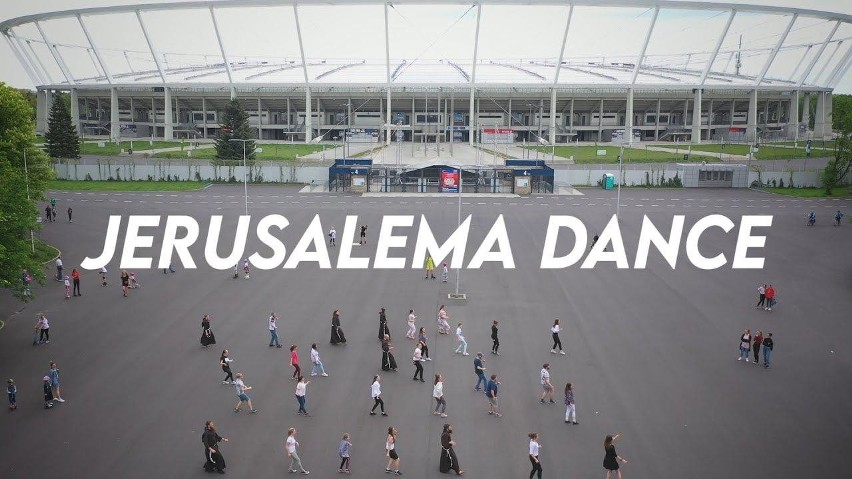 Jerusalema Challenge w Chorzowie. Młodzież i franciszkanie tańczyli przed Stadionem Śląskim i przy parafii w Klimzowcu