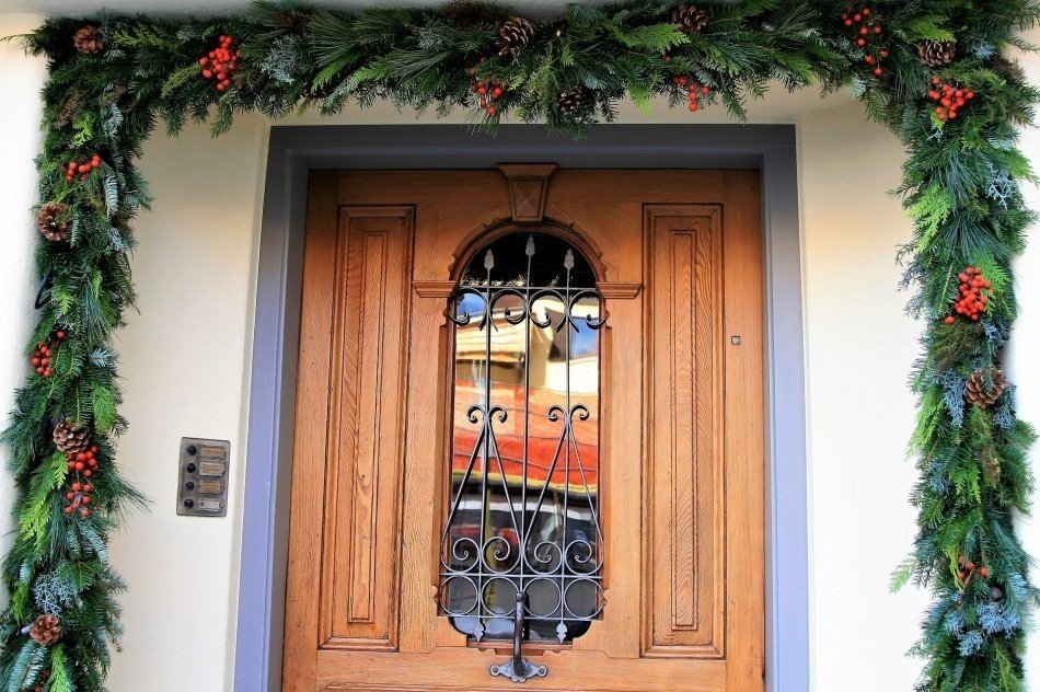 Świąteczna girlanda nad drzwiami | e-Okna