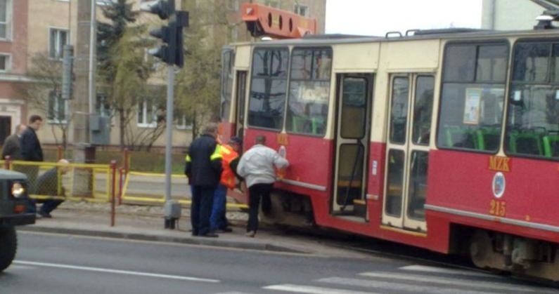 Na skrzyżowaniu Broniewskiego i Reja wykoleił się tramwaj (zdjęcia)