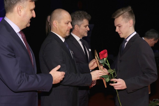 Bartosz Czekalski podczas gali plebiscytu sportowego odbiera nagrodę za pierwsze miejsce w kategorii "Talent" w powiecie pińczowskim.