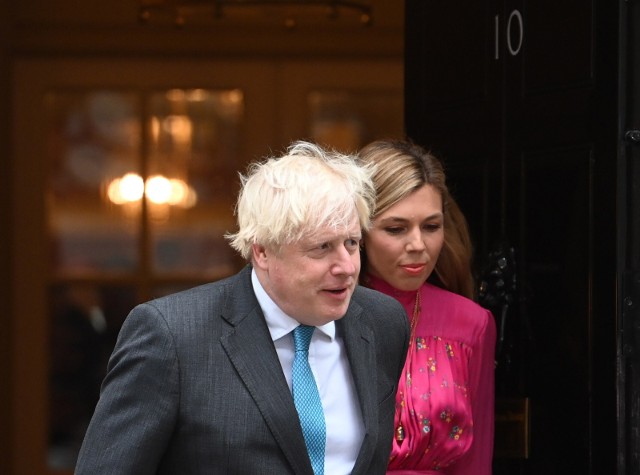 „W sercach każdego z nas jest ból z powodu odejścia naszej królowej, głębokie, osobiste poczucie straty" - napisał były brytyjski premier Boris Johnson (na zdjęciu wraz z żoną)