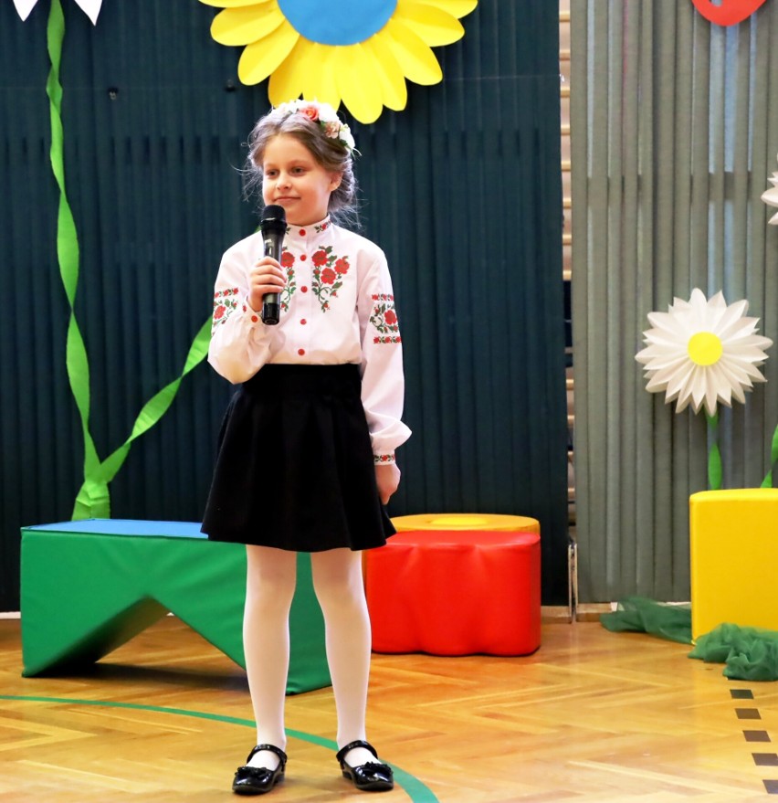 Uczennica z Ukrainy zaśpiewała piosenkę o mamie.