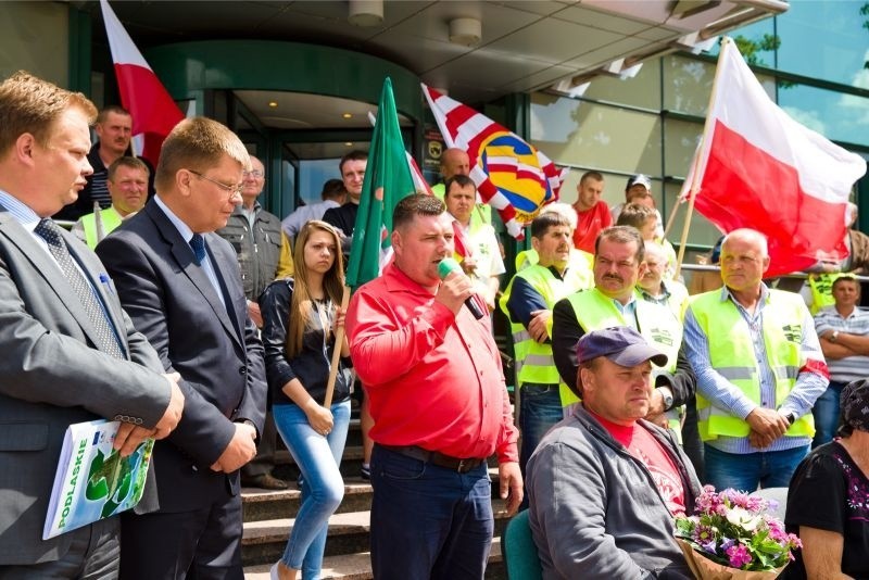 Protest rolników przed Urzędem Marszałkowskim (zdjęcia, wideo)