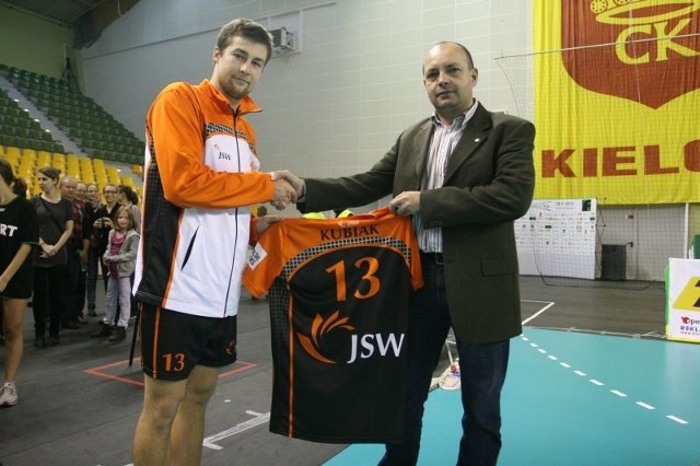 Michał Kubiak przekazał swoją koszulkę na ręce Jacka Sęka, prezesa Świętokrzyskiego Związku Piłki Siatkowej.