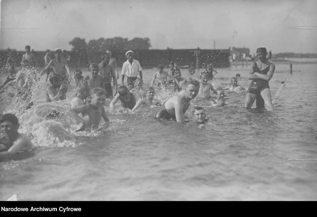 Plaża nad Wartą. Widoczni ludzie. 1927 rok.Więcej zdjęć --->