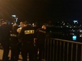 Kraków. Wznowiono poszukiwania osoby, która skoczyła do Wisły z mostu Dębnickiego [WIDEO]