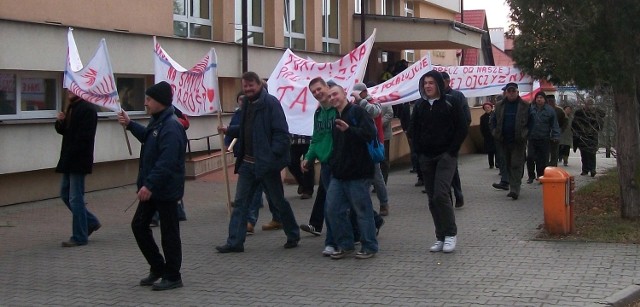 Z transparentami i syrenami grupa mieszkańców Borkowic protestowała pod siedzibą starostwa powiatowego w Przysusze przeciwko powstaniu Młodzieżowego Ośrodka Socjoterapii.