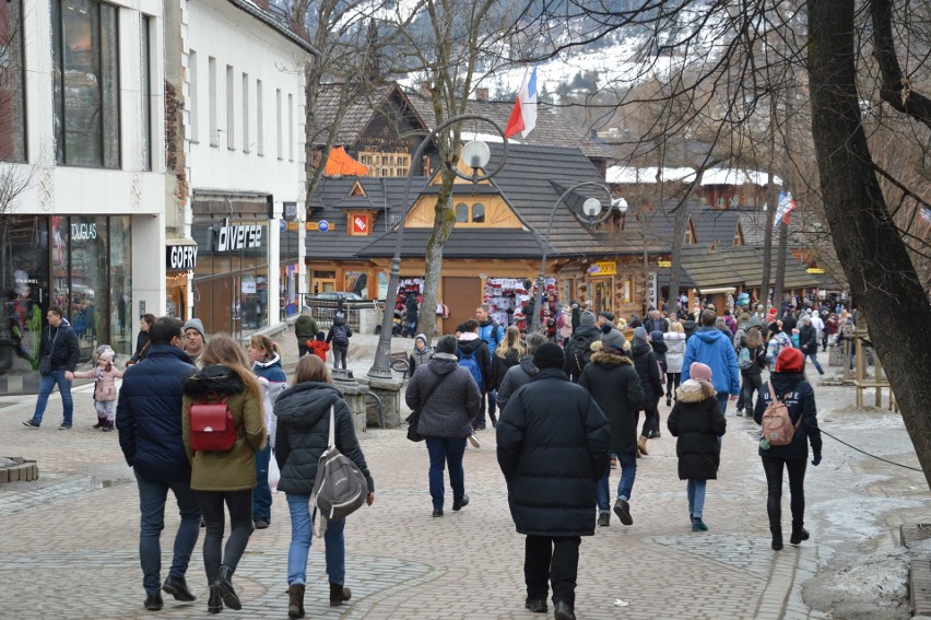 W Zakopanem wciąż sporo turystów. Tłumy na Krupówkach [ZDJĘCIA]