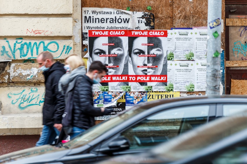 Ikoniczne plakaty Barbary Kruger na ulicach Szczecina mówią: NIE łamaniu praw kobiet. Zobacz zdjęcia