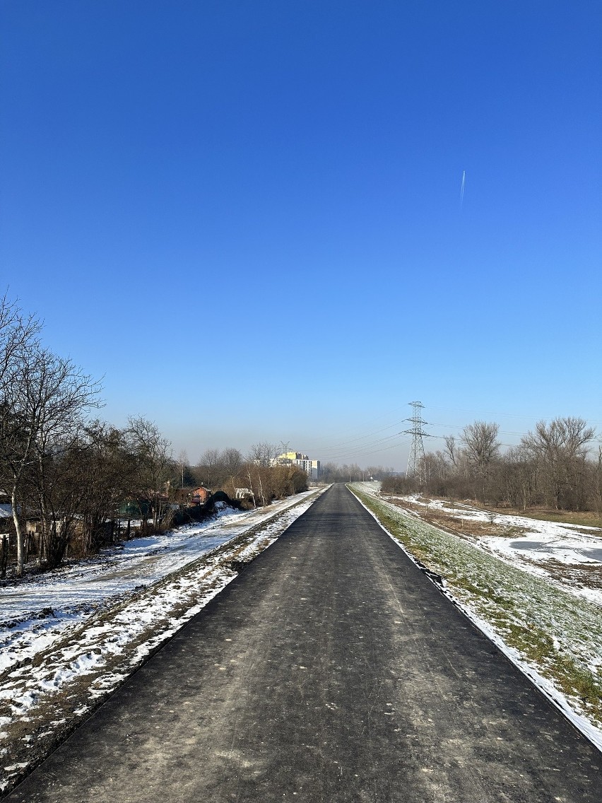 Przybywa ścieżek rowerowych na wałach wiślanych we wschodniej części Krakowa. Wkrótce dostępny ma być też rower miejski