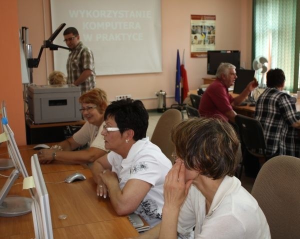 Uczestnicy projektu "Podnieś głowę&#8221; podczas warsztatów komputerowych.