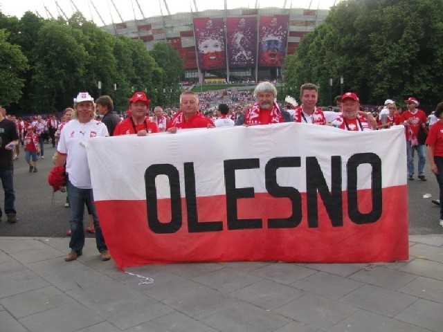 Kibice z Olesna na meczu otwarcia Euro 2012 Polska-Grecja. Od lewej: Zbigniew Bienias, Ireneusz Imiełowski, Jerzy Liberka, Horst Chwałek i Alfred Nowak. Baner z napisem Olesno, przywieziony na Stadion Narodowy przez Ireneusza  Imiełowskiego, wisiał tuż obok bramki.