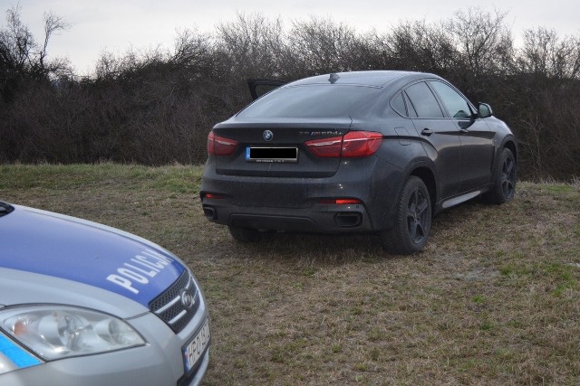 Cała akcja rozpoczęła się w poniedziałek 21.03 kilka minut po 16:00. Oficer dyżurny radziejowskiej komendy otrzymał informację z Polsko-Niemieckiego Centrum Współpracy Granicznej w Świecku o skradzionym na terenie Niemiec  BMW X6. Samochód miał  poruszać się drogą krajową nr 62. Dyżurny wystawił podległe patrole wzdłuż tej trasy. Około godz. 16.30 patrol ruchu drogowego zauważył skradzione BMW X 6 poruszające się w kierunku Włocławka. Policjanci ruszyli za pojazdem w pościg, z użyciem sygnałów świetlnych i dźwiękowych.  Patrol prewencji ustawił blokadę w m. Osięciny Skrzyżowanie. Kierujący skradzionym autem, widząc zablokowaną drogę, skręcił w prawo w pole i po przejechaniu około 500 metrów porzucił auto, dalej uciekając pieszo. Po około 200 metrach został zatrzymany przez policjantów ruchu drogowego i prewencji. Mężczyzna nie stawiał oporu. Zatrzymanym okazał się być 44-letni obywatel Litwy. Trafił do aresztu. Auto zabezpieczono w policyjnym garażu, gdzie zostało poddane szczegółowym oględzinom. Odzyskany pojazd o wartości około 420 tys. złotych został skradziony kilka godzin wcześniej na terenie Niemiec. Zebrany w sprawie materiał dowodowy pozwolił na przedstawienie mężczyźnie zarzutu paserstwa mienia znacznej wartości. Wczoraj po południu mężczyzna trafił na salę sądową, gdzie sędzia zastosował wobec niego trzy miesiące tymczasowego aresztu. Niemiecka prokuratura wystawiła za 44-letnim Litwinem europejski nakaz aresztowania. Za to przestępstwo grozi od roku do 10 lat pozbawienia wolności.