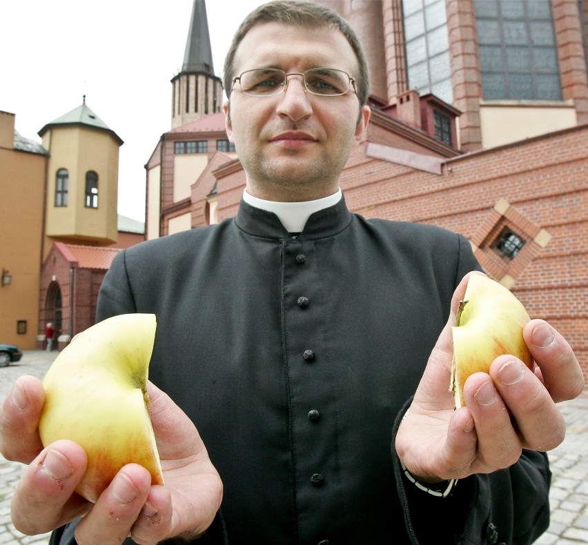 Wrocław: Ksiądz Rafał Swatek... swata singli