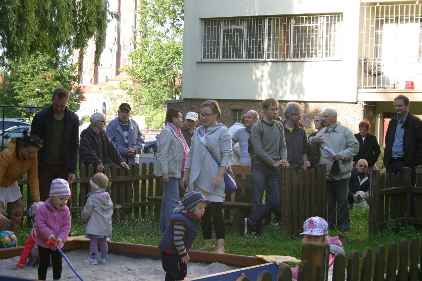 - To właśnie na podwórku spotykają się mieszkańcy,...