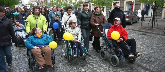 Niepełnosprawnym w marszu towarzyszyły rodziny i wolontariusze