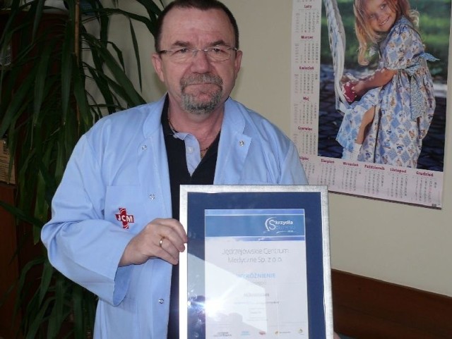 Jędrzejowska firma wyróżniona „Skrzydłami Biznesu”Marek Bogusławski, współwłaściciel Jędrzejowskiego Centrum Medycznego prezentuje wyróżnienie w rankingu Skrzydła Biznesu.