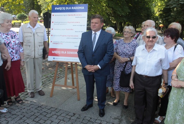 Wojciech Skurkiewicz pojawił się na konferencji prasowej w towarzystwie emerytów.