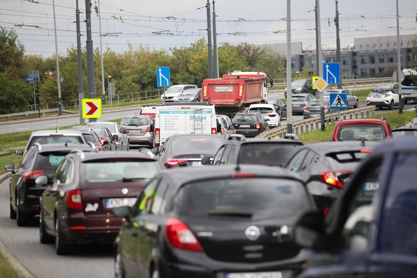 Gigantyczne korki na ulicach Krakowa. Armagedon może jednak dopiero nadejść w październiku wraz z przyjazdem studentów [ZDJĘCIA]