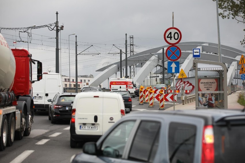 Gigantyczne korki na ulicach Krakowa. Armagedon może jednak dopiero nadejść w październiku wraz z przyjazdem studentów [ZDJĘCIA]