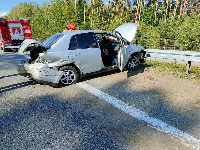 Wypadek w Białobrzegach. Samochód przewożący szybowiec na przyczepie uderzył w bariery