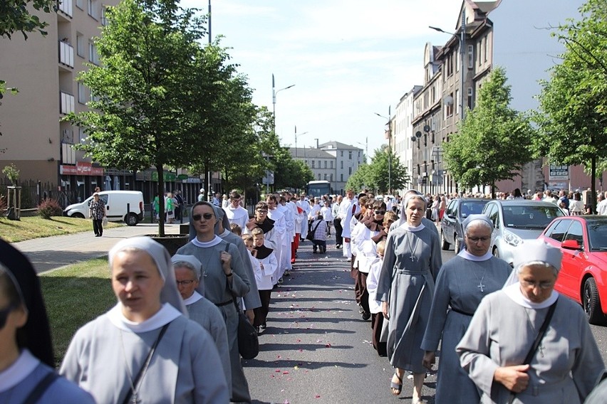 W Rybniku w procesji w centrum miasta uczestniczyli wierni z...