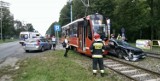 Wypadek tramwajowy w Katowicach na Tysiącleciu ZDJĘCIA Auto uderzyło w tramwaj