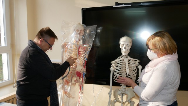 Pracownia przedmiotowa biologii w Agrotechniku wzbogaciła się między innymi w szkielet układu kostnego człowieka.