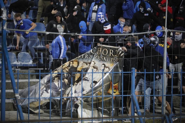 Kibice Ruchu Chorzów podczas Wielkich Derbów Śląska wywołali zadymę na własnym stadionie  Zobacz kolejne zdjęcia. Przesuwaj zdjęcia w prawo - naciśnij strzałkę lub przycisk NASTĘPNE