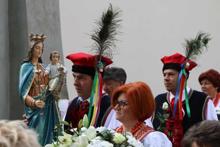 Stolarz Tadeusz Nogieć przyniósł figurę Matki Bożej...