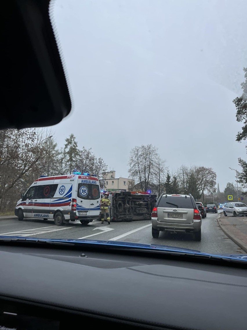 Augustów. Wypadek na skrzyżowaniu z udziałem radiowozu. Trzy osoby ranne