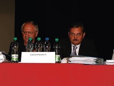 Prezes Spółdzielni Mieszkaniowej "Zorza" Zbigniew Lijewski (po lewej) oraz wiceprezes Jerzy Ulman podczas ostatniego Walnego Zgromadzenia Fot. Maciej Hołuj