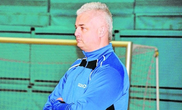 Trener skarżyskich "fryzjerów" Tomasz Borowski może być zadowolony ze swych podopiecznych. Są liderem trzeciej ligi.