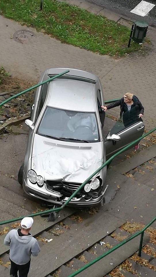 Bydgoszcz. Kierowca wjechał na schody, by nie spowodować wypadku