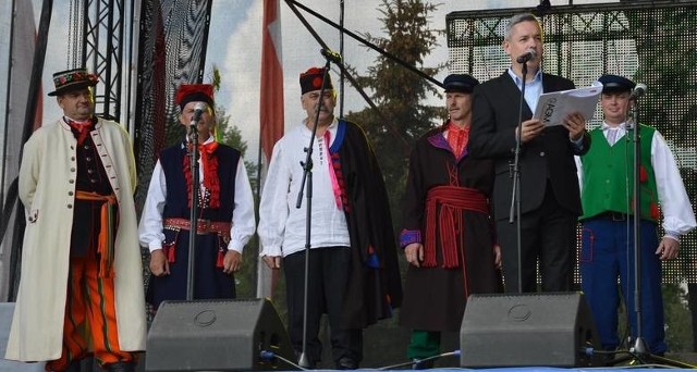 Ogłoszenie wyników konkursu Chłop Roku. Pierwszy z prawej zwycięzca - Przemysław Szota.